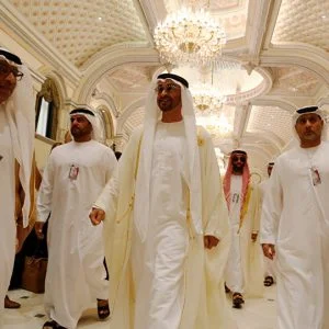 في قصر ابن زايد… تفاصيل إقناع رئيس عربي بهجوم عسكري على دولة الجوار