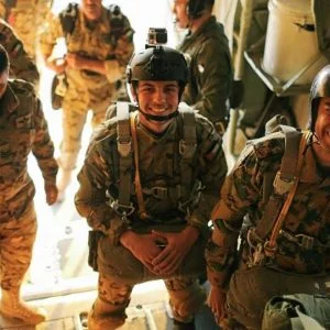 ملك الأدرن وولي العهد يحملان السلاح ويطلقان النار بكثافة (فيديو)