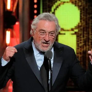 روبرت دي نيرو يشير لترامب بـ “لفظا نابيا” على الهواء (فيديو)