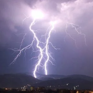 شاهد.. صاعقة تدمر مئذنة مسجد في تركيا