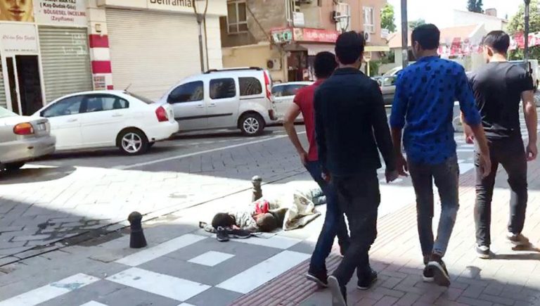 تركيا.. طفلين سوريين أنهكهما التعب فناما في الشارع 3