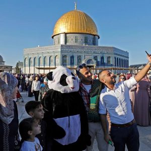 90 الفا أدّوا صلاة العيد في المسجد الاقصى.. صور 15