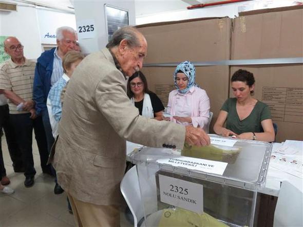 مرضى ومسنون يشاركون في الانتخابات التركية "صور" 13