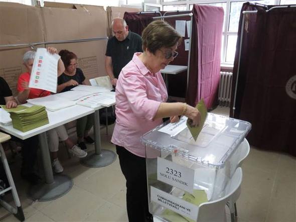 مرضى ومسنون يشاركون في الانتخابات التركية "صور" 17