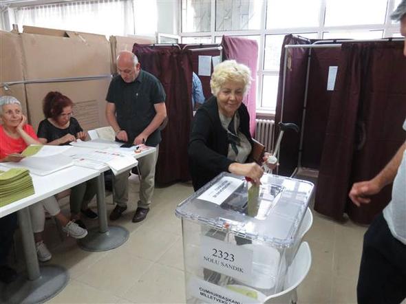 مرضى ومسنون يشاركون في الانتخابات التركية "صور" 21