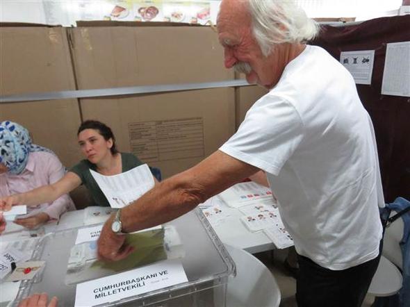 مرضى ومسنون يشاركون في الانتخابات التركية "صور" 23