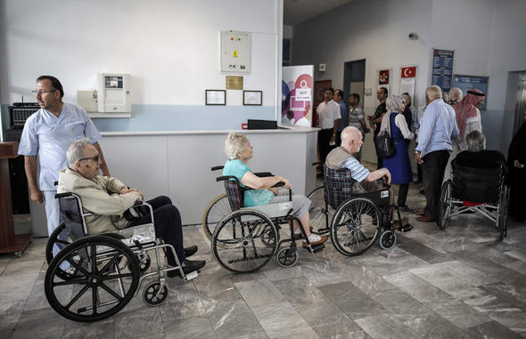 مرضى ومسنون يشاركون في الانتخابات التركية "صور" 1