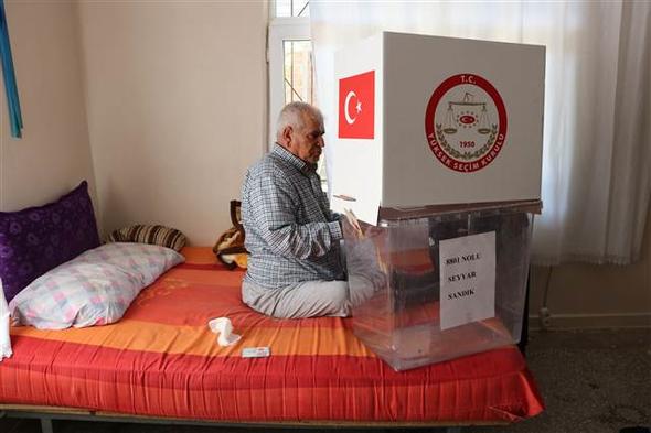 مرضى ومسنون يشاركون في الانتخابات التركية "صور" 11