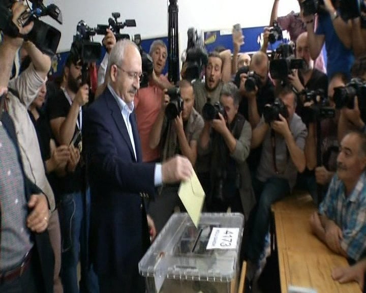 كليجدار اوغلو يدلي بصوته في الانتخابات التركية 1