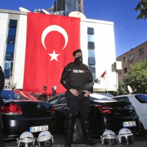 الامن التركي يعتقل 10 أجانب حاولوا التدخل في سير العملية الانتخابية. 