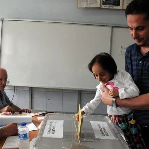 أقصر امرأة تركية تدلي بصوتها في الانتخابات