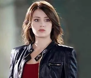 الممثلة التركية جيزيم كاراجا في أول تصريح لها بعد قرار حبسها