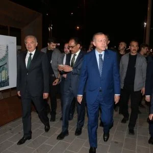 أردوغان يتفقد عمليات إنشاء مسجد ودار للأوبرا بميدان “تقسيم” في إسطنبول (صور)