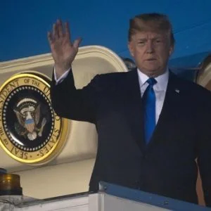 ترامب يصل إلى سنغافورة للقاء كيم جونغ