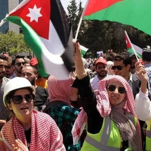 بعد أداءه القسم القانوني.. رئيس الوزراء الأردني يسحب مشروع قانون الضريبة