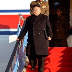 شاهد.. لحظة وصول موكب كيم جونغ إلى الفندق في سنغافورة