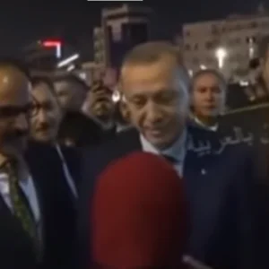شاهد| أردوغان يلتقي بالصدفة امرأة جزائرية ويتحدث معها باللغة العربية