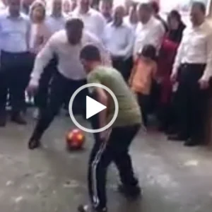 شاهد| وزير تركي يلعب كرة القدم مع طفل في الشارع