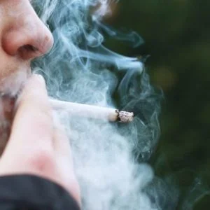 التدخين بعد الإفطار مباشرة يسبب مخاطر صحية.. تعرف عليها