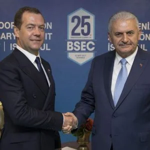 رئيس الوزراء التركي يهنئ نظيره الروسي بإعادة انتخابه لولاية جديدة