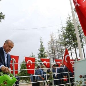 شاهد.. أردوغان يزور ضريح الجندي الذي أفشل الانقلاب في تركيا