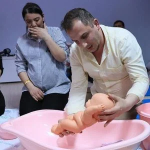 آباء أتراك يتعلمون تبديل حفاضات الأطفال.. صور