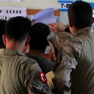 الجنود الأتراك في عفرين يدلون بأصواتهم في الانتخابات