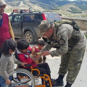 توزيع مساعدات تركية على آلاف الأسر السورية في “عفرين”