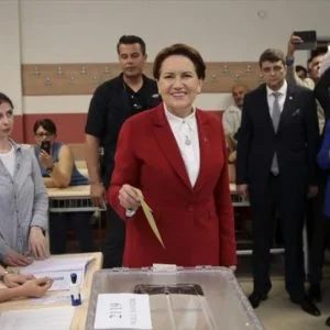 ميرال أقشنر تدلي بصوتها في الانتخابات التركية (صور)