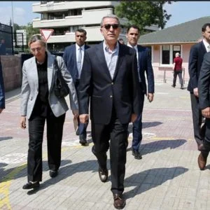 رئيس هيئة الأركان التركية يدلي بصوته في الانتخابات (صور)