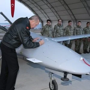 طائرة “أقنجي” التركية المسيرة قادرة على حمل طن من المتفجرات