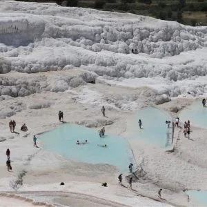 إقبال سياحي كبير على “باموق قلعة” التركية