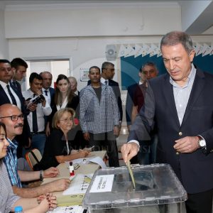 رئيس هيئة الأركان التركية يدلي بصوته في الانتخابات (صور) 1