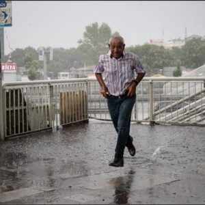 سقوط أمطار غزيرة على إسطنبول (صور)