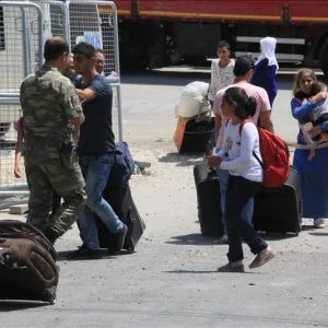 سوريون يواصلون العودة إلى تركيا بعد قضاء إجازة العيد ببلادهم