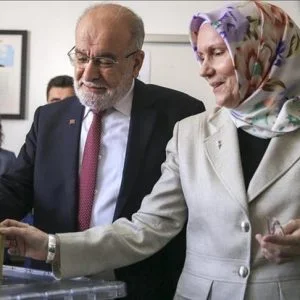 زعيم حزب السعادة التركي يدلي بصوته في الانتخابات