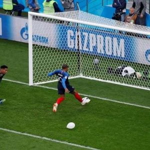 فرنسا تتأهل للدور الثاني علي حساب منتخب البيرو (فيديو)