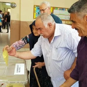 أكبر معمرة تركية تدلي بصوتها في الانتخابات
