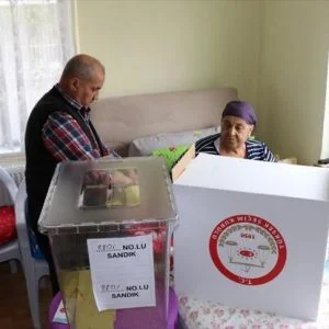 عجوز تركية تدلي بصوتها في صندوق انتخابي جوال من منزلها