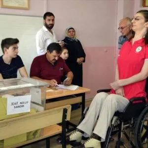 أطول فتاة بالعالم تدلي بصوتها في الانتخابات التركية