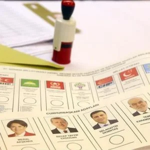 ساعات قليلة تفصل المواطنين الأتراك عن الإدلاء بأصواتهم في صناديق الاقتراع