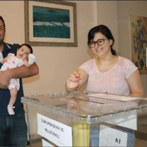 الأتراك في أوزبكستان وجورجيا يصوتون بالانتخابات المبكرة