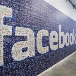 تطبيق فيس بوك متاح الآن باللغة العربية لـ”آي فون”