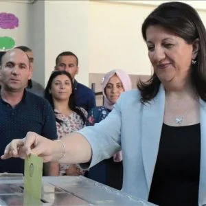 الرئيسة المشاركة لحزب “الشعوب الديمقراطي” تدلي بصوتها في الانتخابات التركية