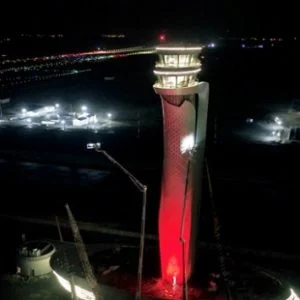 برج مراقبة الطائرات بمطار إسطنبول الثالث يتزين بالعلم التركي