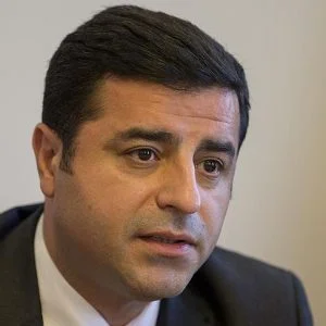 لأول مرة في ديمقراطيات العالم.. دعاية انتخابية لمرشح مسجون عبر التلفزيون التركي