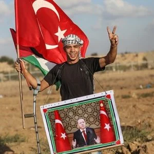 فلسطينيون يرفعون العلم التركي وصور “أردوغان” في مسيرات “العودة” شرق غزة