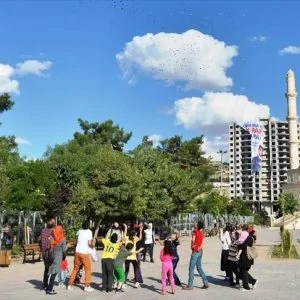 طائرات ورقية تنثر سكاكر العيد على أطفال ولاية ماردين التركية