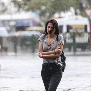 الأمطار تحل ضيفة على العيد باسطنبول