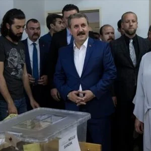 زعيم حزب “الاتحاد الكبير” التركي يدلي بصوته في الانتخابات